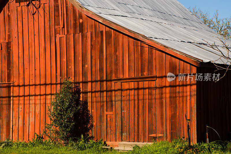 加州卡利斯托加纳帕县附近的旧红谷仓