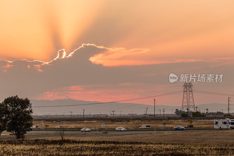 日落在I-80高速公路到萨克拉门托，加州