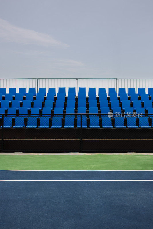 网球场空座位