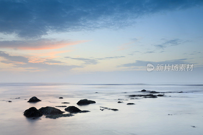 日落前的忧郁海景