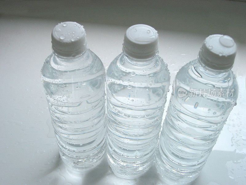 瓶瓶装水。