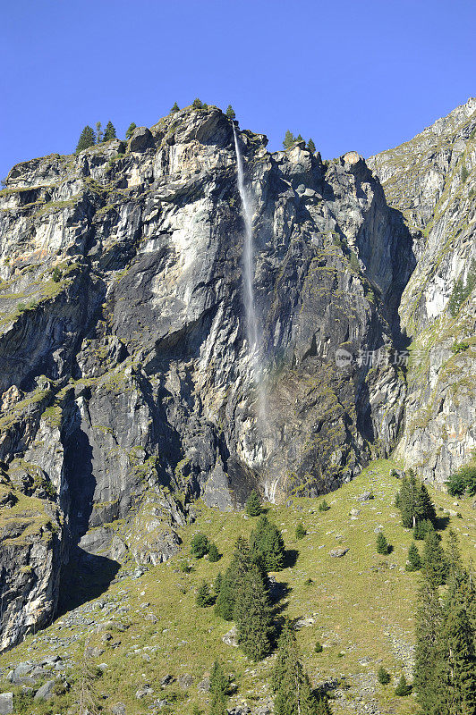 瑞士阿尔卑斯山令人眩晕的瀑布