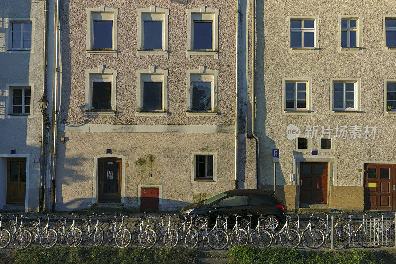 德国帕绍多瑙河附近的公寓前停放着自行车