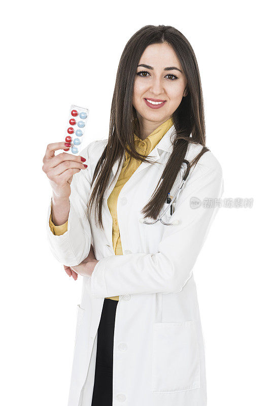 年轻女医生开药和给药