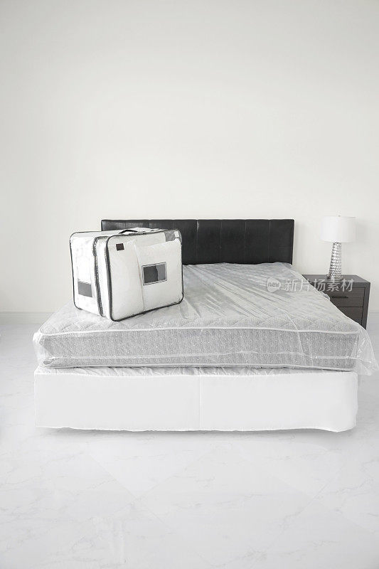 x系列:房子分期。主卧室床上的床上用品袋