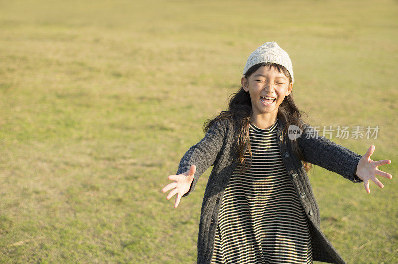 女孩在户外玩得很开心