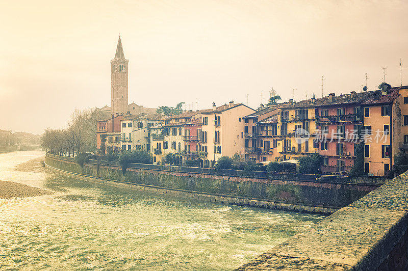 维罗纳的城市景观和黎明时分的阿迪杰河