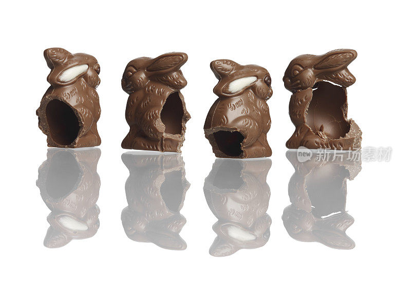 四个吃了巧克力兔子