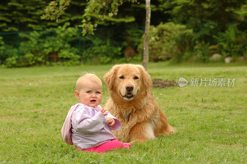 小女孩和她的狗。