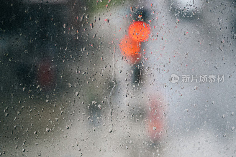 雨滴落在窗户上