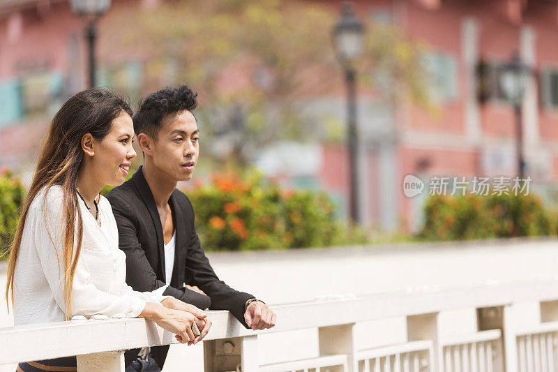 年轻的亚洲夫妇在克拉克码头，新加坡