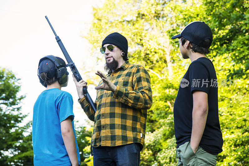 男孩子们正在学习如何安全地使用步枪