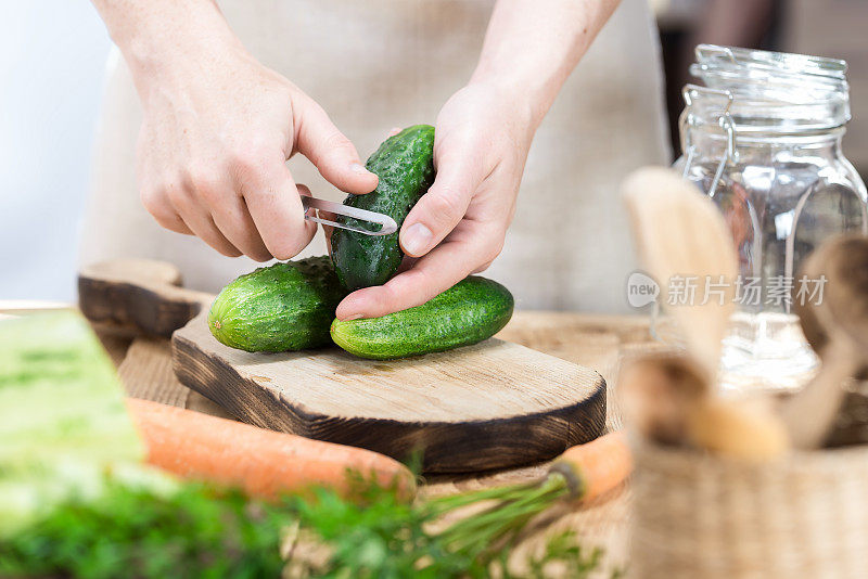 夏天厨房里剥黄瓜