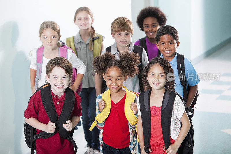 一群孩子在学校走廊里