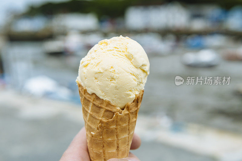 康沃尔，波斯文港，一名男子拿着冰淇淋