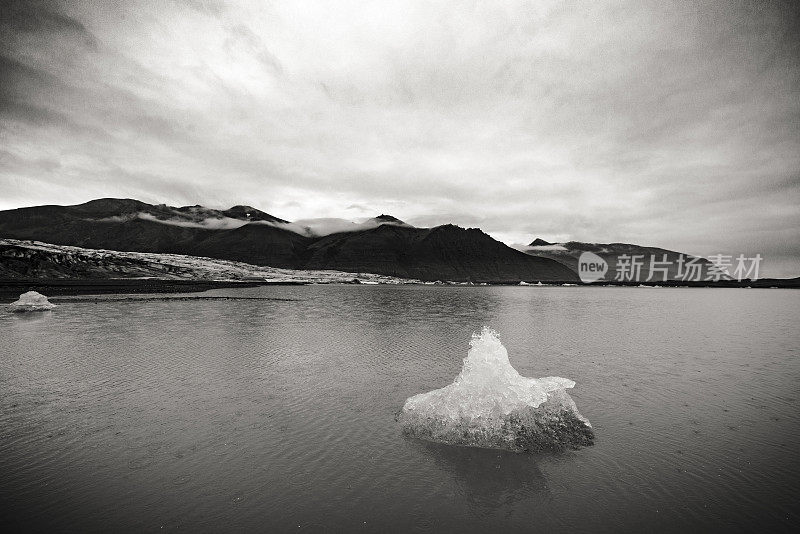 冰岛Skaftafellsjokull冰川湖的黑白照片