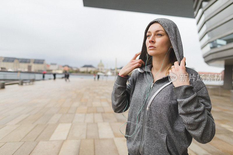 在城市里跑步的运动女性