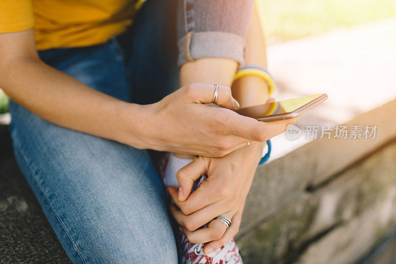 女孩在智能手机上发短信