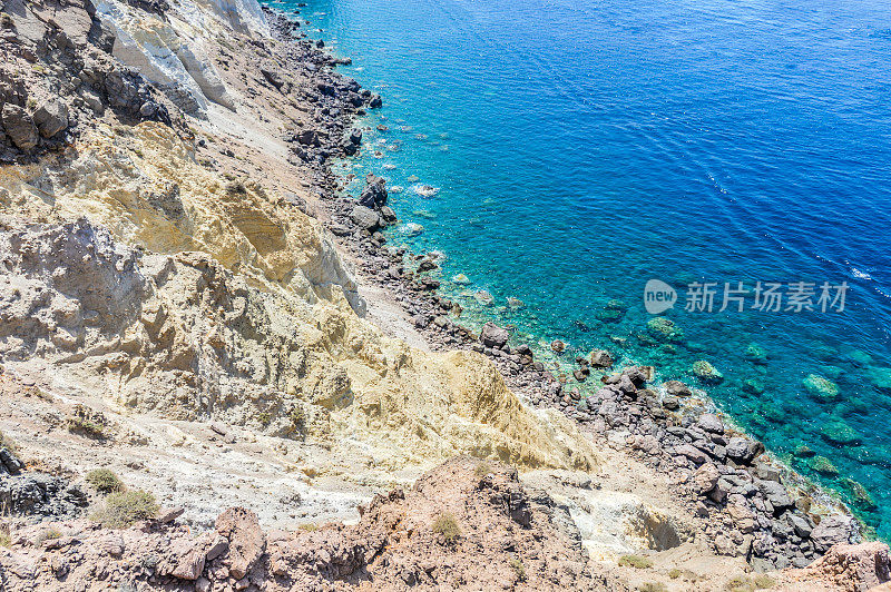 希腊圣托里尼岛美丽的岩石海岸和蔚蓝的海水