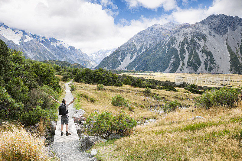 新西兰南阿尔卑斯山库克山的徒步旅行者