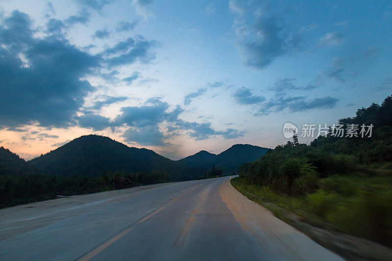 黄昏后的乡间小路