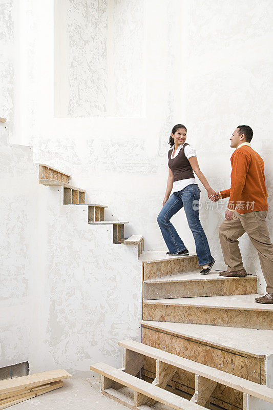 一对情侣走上楼梯
