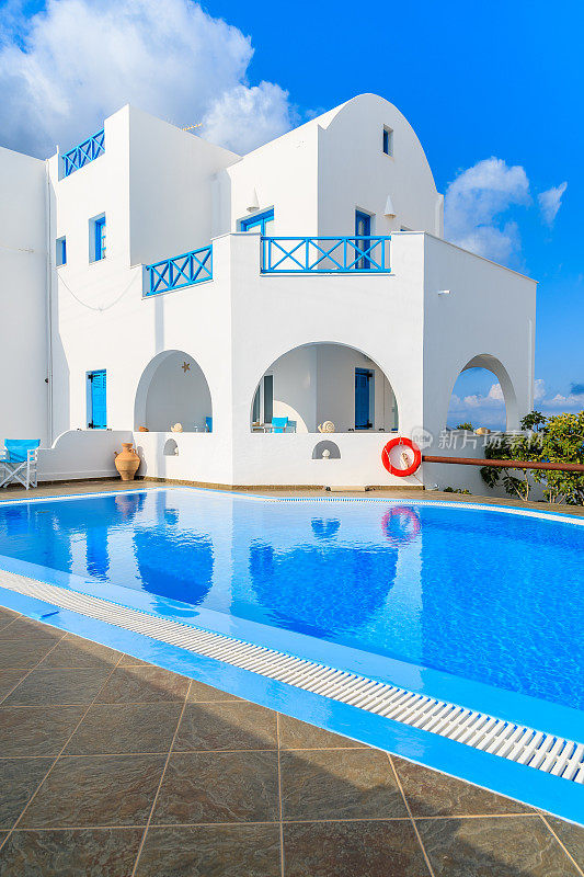 希腊圣托里尼岛Imerovigli村的游泳池和典型的希腊风格公寓