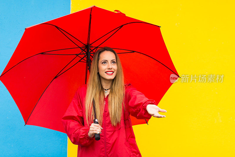 带着伞享受雨天的女人