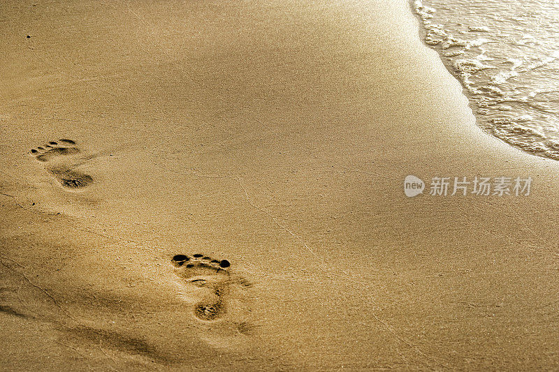 沙滩上的脚印