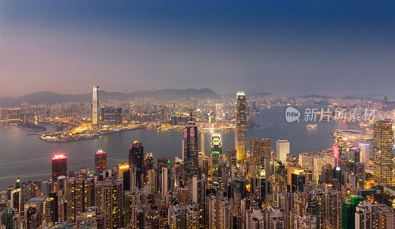 香港在维多利亚港两岸的天际线