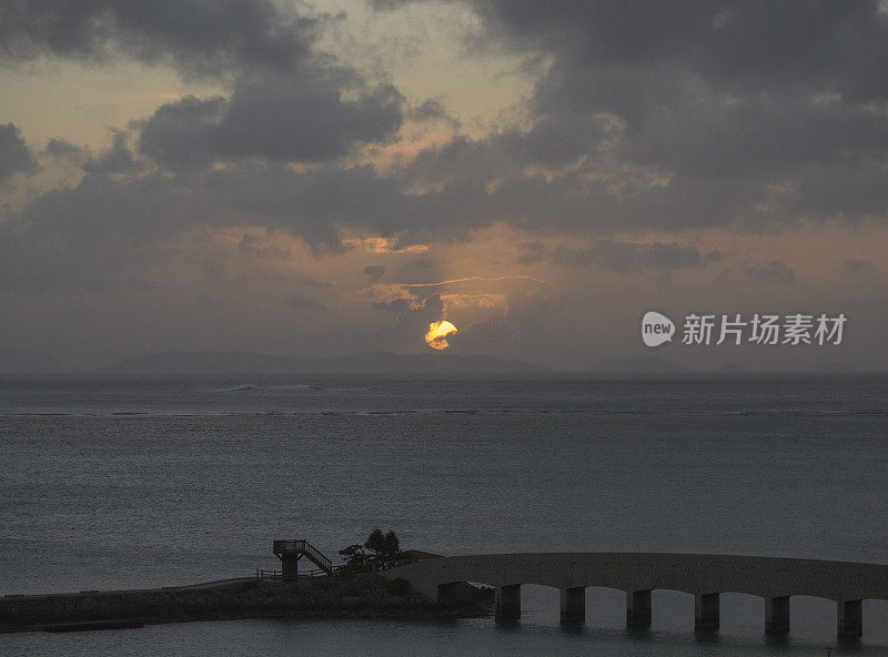 日本冲绳岛比比海滩，东海和太平洋全景