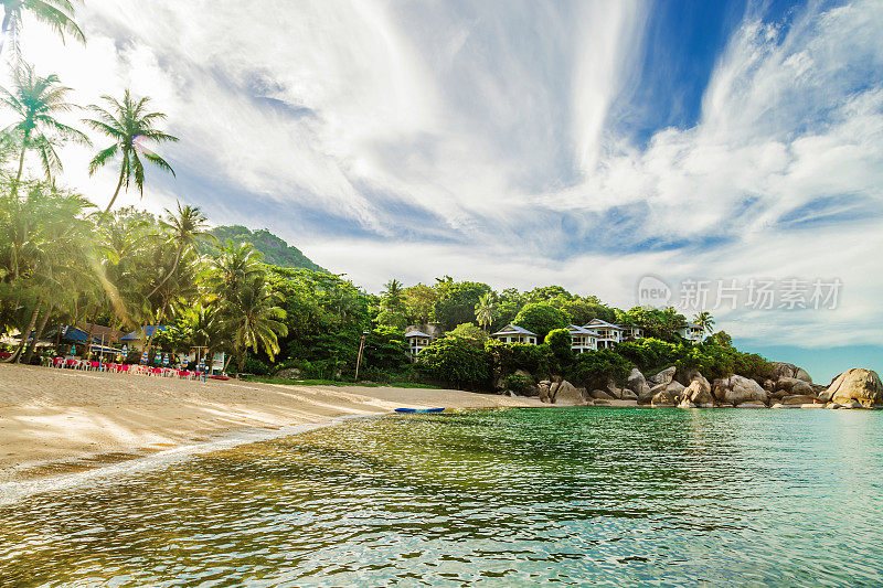 泰国苏梅岛的热带海洋和蓝天，海滩上美丽的石头。珊瑚湾、泰国