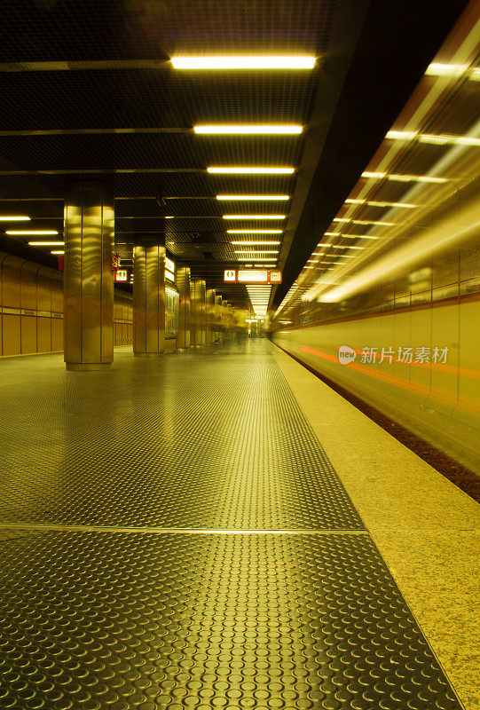 地铁离开车站