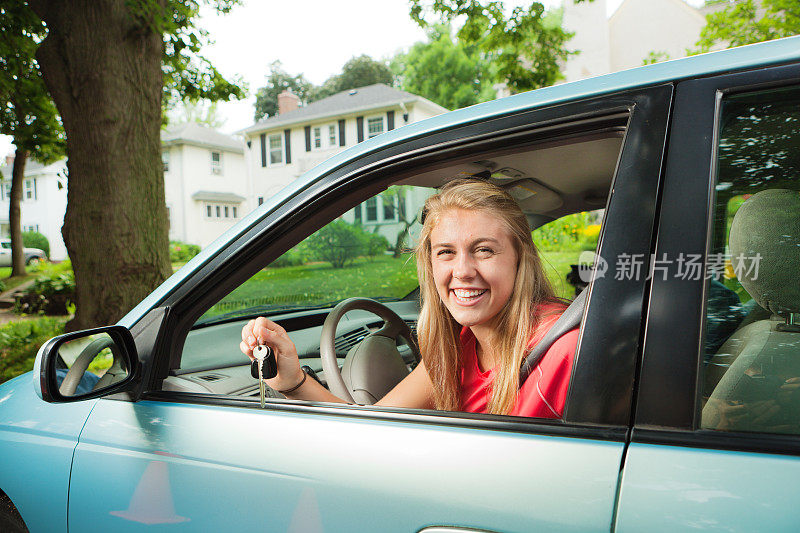 年轻的少女学生司机与她的新车