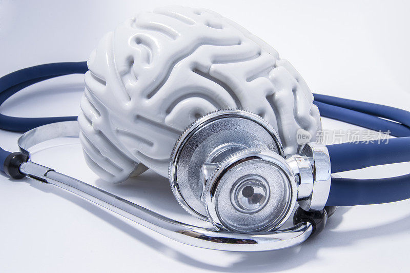 在听诊器或声音内窥镜的环绕下，人类大脑的图像。用于医学神经系统检查或调查的图片