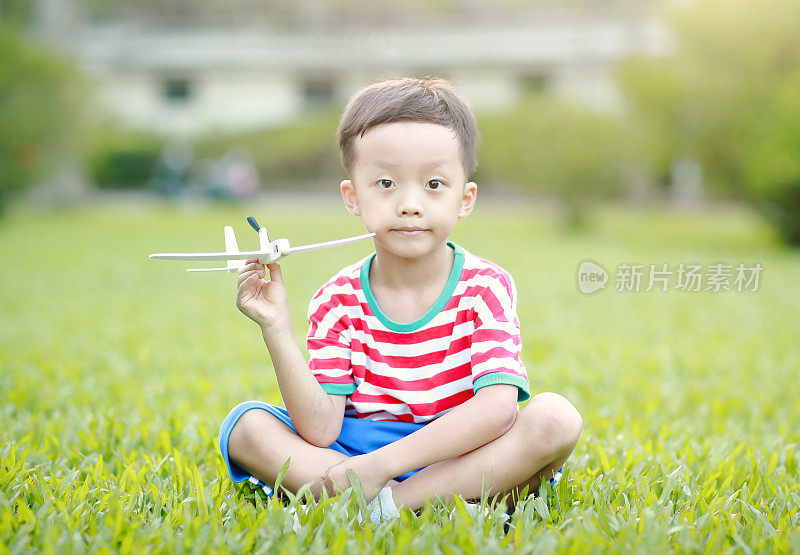 男孩手拿着纸飞机