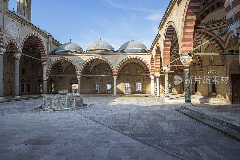 著名的奥斯曼历史上的塞利米耶清真寺，由建筑师希南在土耳其埃迪尔内建造