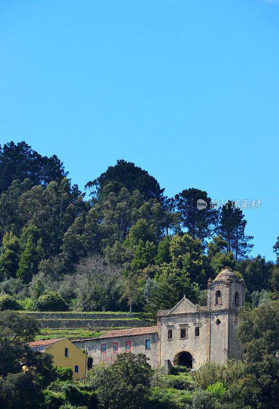 葡萄牙阿尔加维Monchique山边的废弃修道院