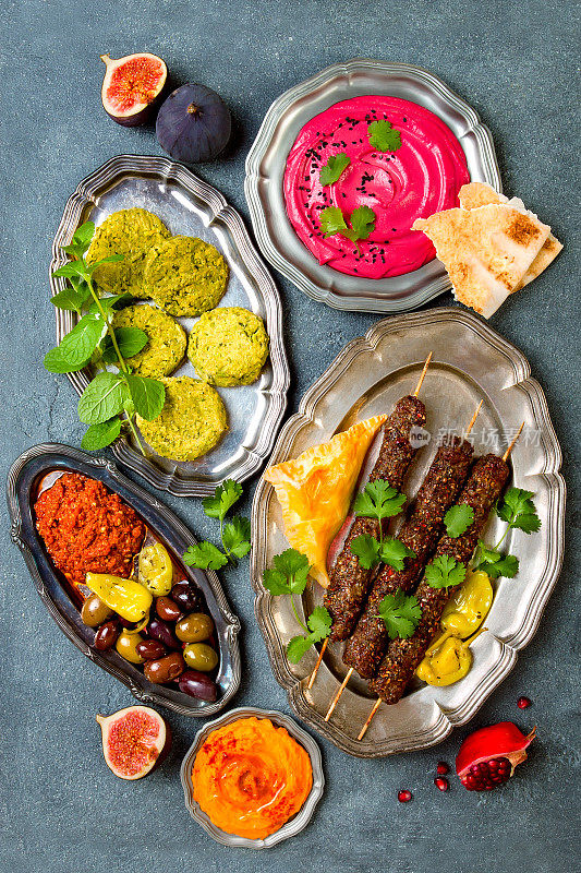 中东传统晚餐。正宗的阿拉伯菜。Meze派对的食物。俯视图，平躺，头顶