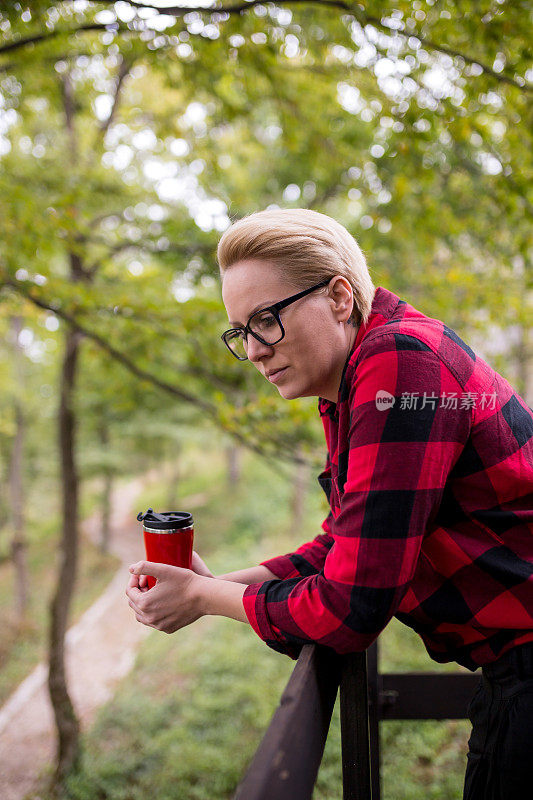 老门廊上的女人