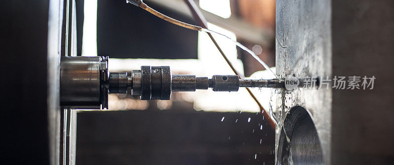 工业钻头机用水冷却，防止过热