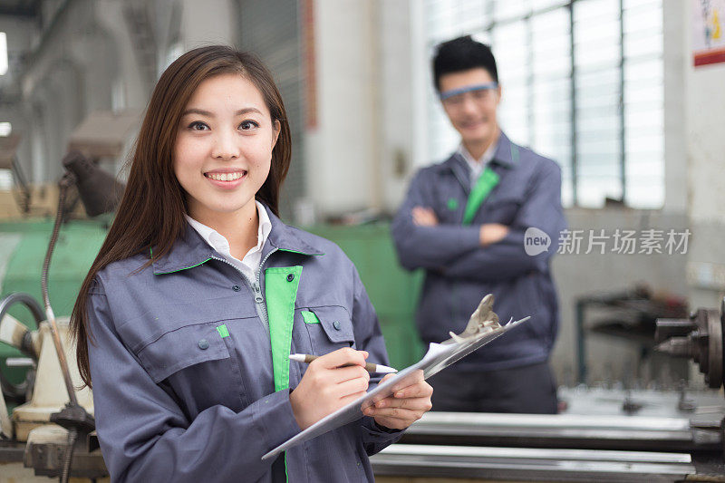 年轻的亚洲男人和女人在车间工作