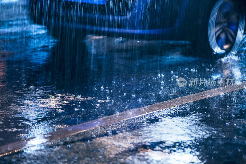 汽车在雨中驾驶在潮湿的道路上带着前灯