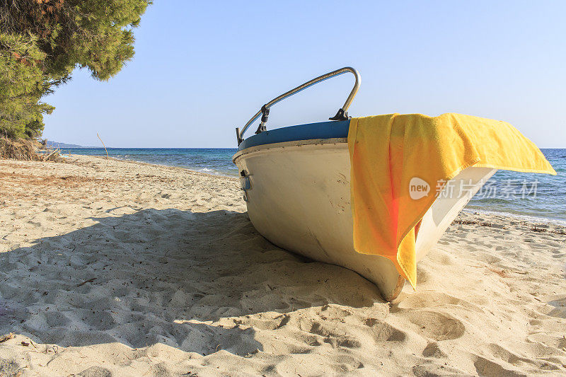 希腊卡桑德拉哈尔基迪基沙滩上的小船