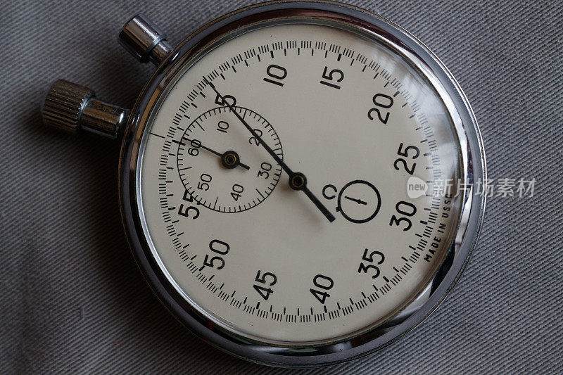 秒表，在白色牛仔布背景下，值测量时间，旧时钟箭头分秒精确计时器记录