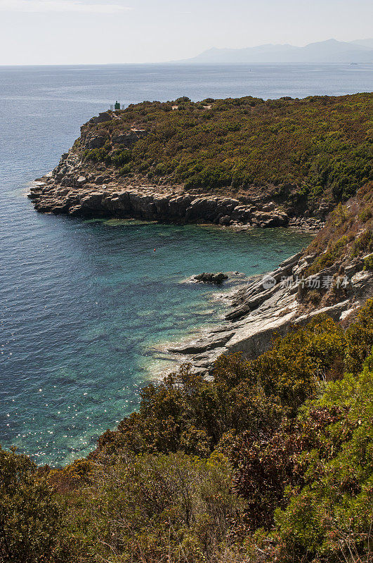 科西嘉岛:科斯角西海岸锯齿状的绿色海岸线，以其野生景观而闻名
