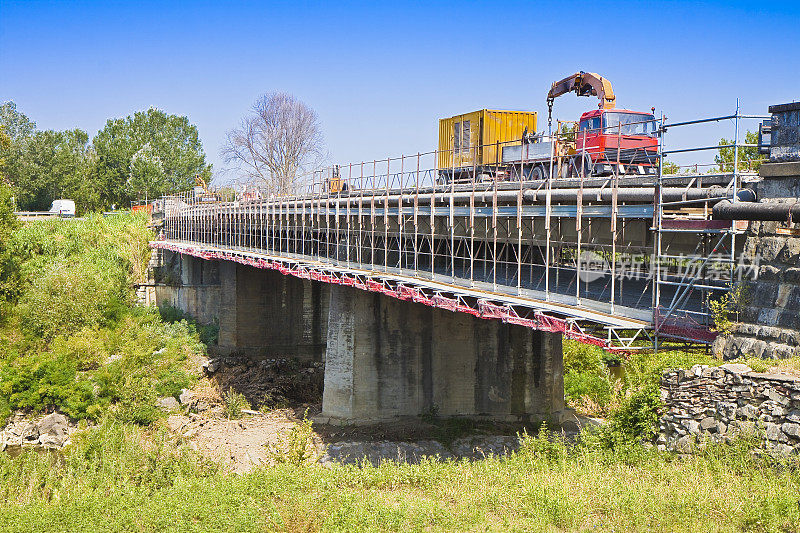修复一座老旧的混凝土桥，通过一条河和卡车工作
