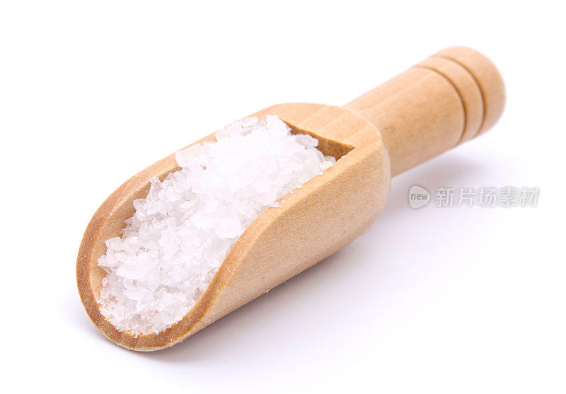 木勺里的海盐孤立在白色背景上