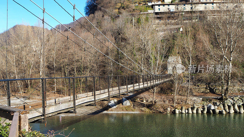 Clanezzo,意大利贝加莫。布雷姆博河上的吊桥
