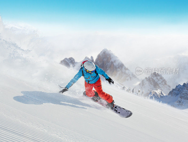 一个年轻人在阿尔卑斯山滑雪下山